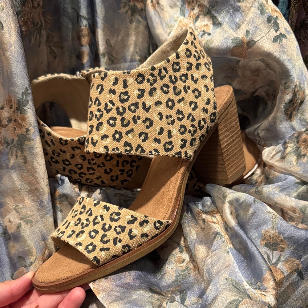 NEW TOMS Leopard Print Block Heel Sandals